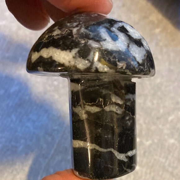 4 piece stone mushroom carvings, 2 large black & white, 2 smaller tan & white. - Picture 11 of 16